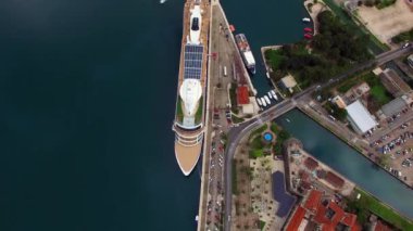 Kotor Körfezi Karadağ'ın büyük yolcu gemisi. Eski