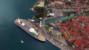 Kotor Körfezi Karadağ'ın büyük yolcu gemisi. Eski