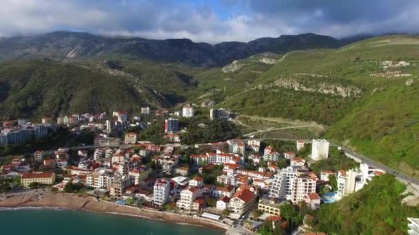 Asentamiento Rafailovici, Budva Riviera, Montenegro. La costa de — Vídeo de stock