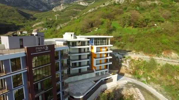 Casa de vários andares nas montanhas. Arquitetura Montenegrin. P — Vídeo de Stock