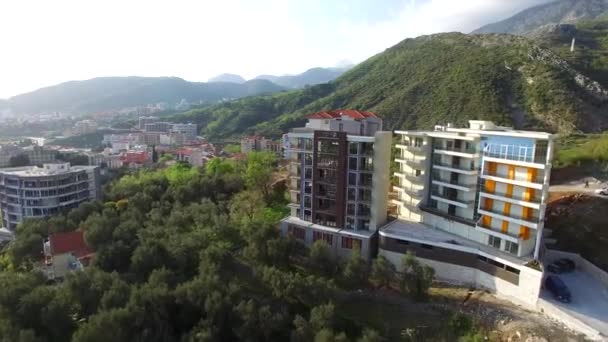 Многоэтажный дом в горах. Черногорская архитектура. P — стоковое видео