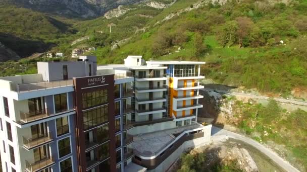 Casa de vários andares nas montanhas. Arquitetura Montenegrin. P — Vídeo de Stock