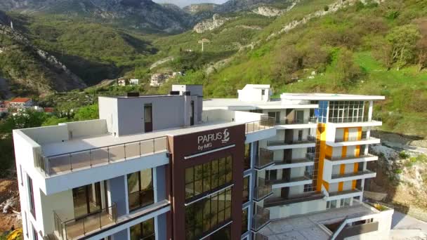 Casa de varios pisos en las montañas. Arquitectura montenegrina. P — Vídeo de stock