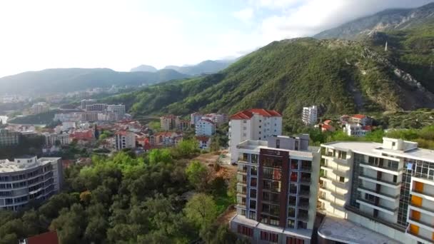 Meerdere verdiepingen huis in de bergen. Montenegrijnse architectuur. P — Stockvideo