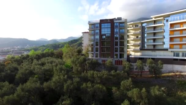 Geschossiges Haus in den Bergen. montenegrinische Architektur. p — Stockvideo