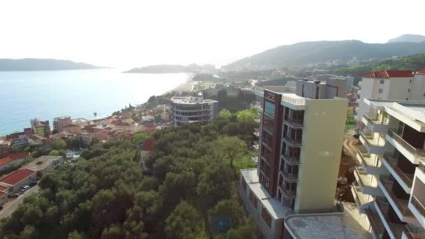 Casa a più piani in montagna. Architettura montenegrina. P — Video Stock