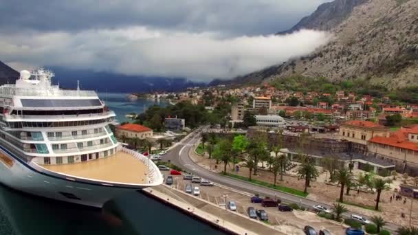 Enorme crucero en la bahía de Kotor en Montenegro. Cerca del viejo — Vídeos de Stock