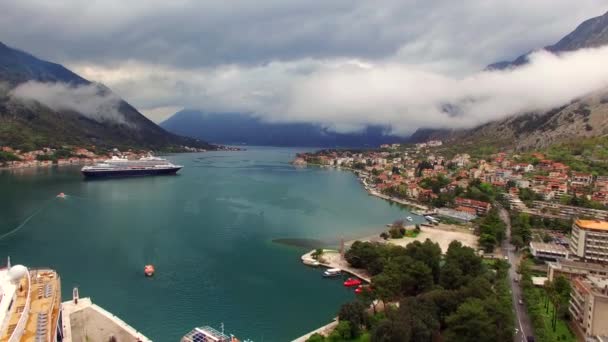 Stora kryssningsfartyg i fjärden av Kotor i Montenegro. Nära gammalt — Stockvideo