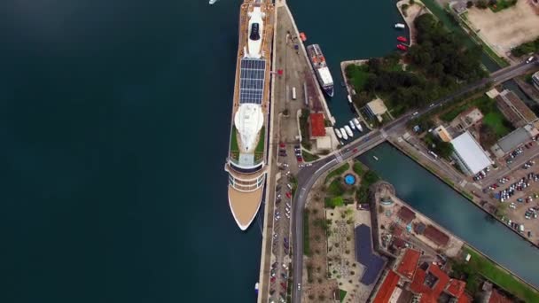 몬테네그로에 Kotor의만에 거 대 한 크루즈 배. 가까이 오래 된 — 비디오