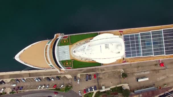 Grote cruise-schip in de baai van Kotor in Montenegro. In de buurt van de oude — Stockvideo