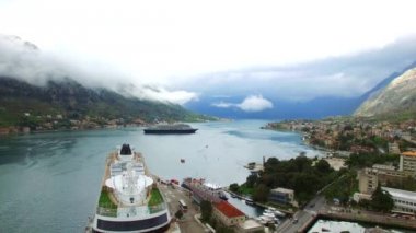 Kotor Körfezi Karadağ'ın büyük yolcu gemisi. Eski