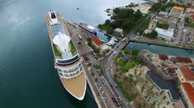 Kotor Körfezi Karadağ'ın büyük yolcu gemisi. Eski