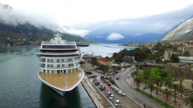 Kotor Körfezi Karadağ'ın büyük yolcu gemisi. Eski