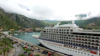 Kotor Körfezi Karadağ'ın büyük yolcu gemisi. Eski