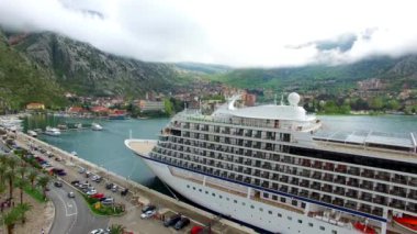 Kotor Körfezi Karadağ'ın büyük yolcu gemisi. Eski