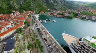 Kotor Körfezi Karadağ'ın büyük yolcu gemisi. Eski