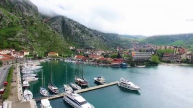 Kotor Körfezi Karadağ'ın büyük yolcu gemisi. Eski