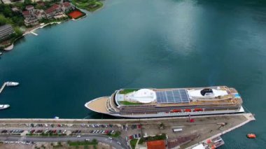 Kotor Körfezi Karadağ'ın büyük yolcu gemisi. Eski