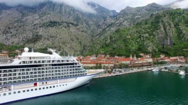 Kotor Körfezi Karadağ'ın büyük yolcu gemisi. Eski