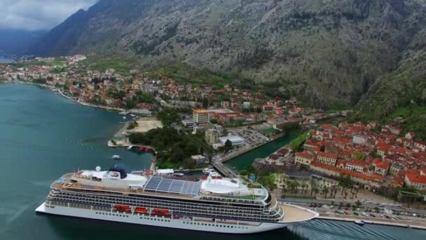 Enorme nave da crociera nella baia di Kotor in Montenegro. Vicino al vecchio — Video Stock