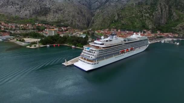 Stora kryssningsfartyg i fjärden av Kotor i Montenegro. Nära gammalt — Stockvideo