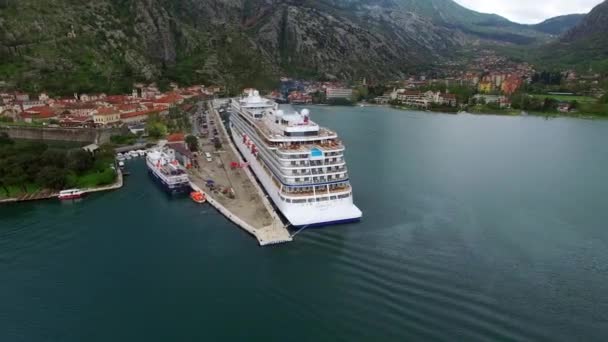 Statek wycieczkowy ogromny w zatoce Kotor w Czarnogórze. W pobliżu Starego — Wideo stockowe