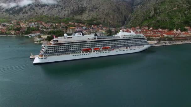 Grote cruise-schip in de baai van Kotor in Montenegro. In de buurt van de oude — Stockvideo
