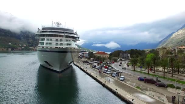 Montenegróban a Kotori hatalmas tengerjáró hajó. Közelében a régi — Stock videók