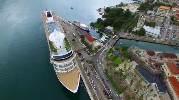 Kotor Körfezi Karadağ'ın büyük yolcu gemisi. Eski — Stok video