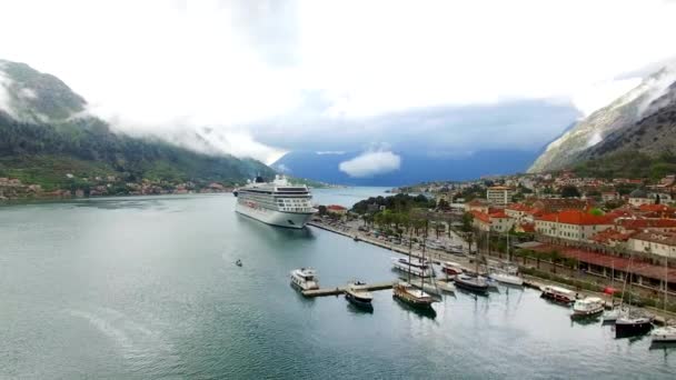 Grote cruise-schip in de baai van Kotor in Montenegro. In de buurt van de oude — Stockvideo