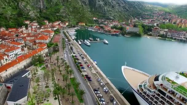 Enorme nave da crociera nella baia di Kotor in Montenegro. Vicino al vecchio — Video Stock