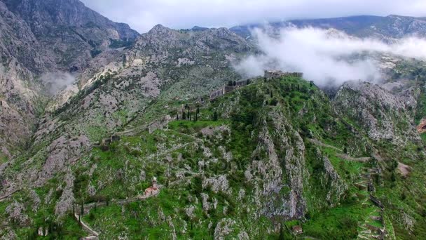 El casco antiguo de Kotor. La muralla alrededor de la ciudad en la montaña . — Vídeos de Stock