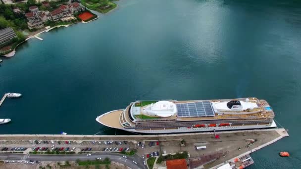 Stora kryssningsfartyg i fjärden av Kotor i Montenegro. Nära gammalt — Stockvideo