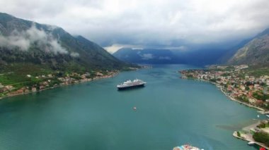 Kotor Körfezi Karadağ'ın büyük yolcu gemisi. Eski