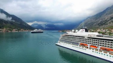 Kotor Körfezi Karadağ'ın büyük yolcu gemisi. Eski