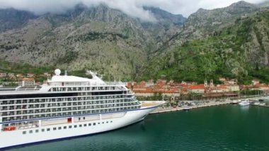 Kotor Körfezi Karadağ'ın büyük yolcu gemisi. Eski