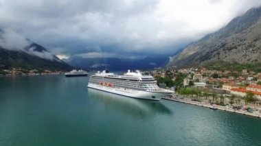 Kotor Körfezi Karadağ'ın büyük yolcu gemisi. Eski