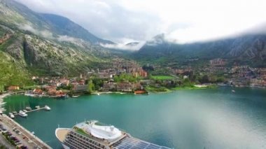 Kotor Körfezi Karadağ'ın büyük yolcu gemisi. Eski
