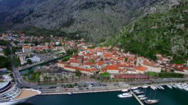 Kotor Körfezi Karadağ'ın büyük yolcu gemisi. Eski