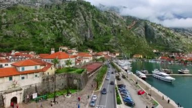 Tekne dok ve gemi ve Kotor yatlar için demirleme. Koto Körfezi