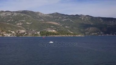 Teknenin denize yakın Budva içinde. Karadağ, Budva Riviera, A