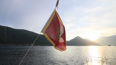 Karadağ, bayrağı sokakta, Rüzgar. Karadağ