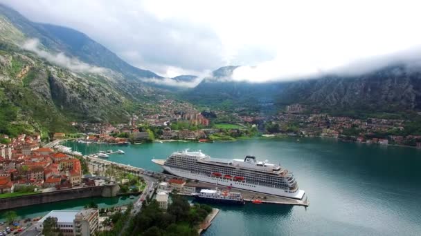 Riesiges kreuzfahrtschiff in der bucht von kotor in montenegro. in der Nähe des alten — Stockvideo