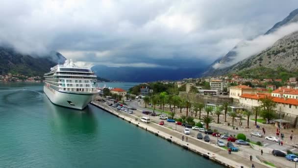 Obrovské výletní lodi v zálivu Kotor v Černé hoře. V blízkosti staré — Stock video