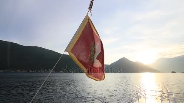 Flagge Montenegros, auf der Straße, im Wind. Montenegro — Stockvideo