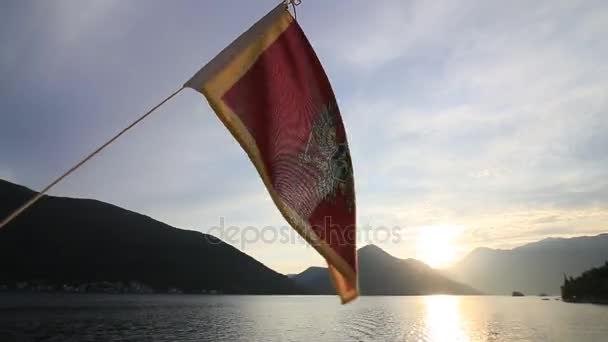 Vlag van Montenegro, op straat, in de wind. Montenegro — Stockvideo