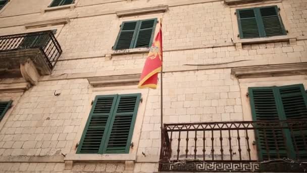 Bandiera del Montenegro, per strada, nel vento. Montenegro — Video Stock