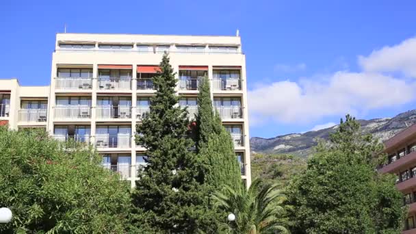 Elite hotel w górach Czarnogóry. Starożytnym kamiennym budynku — Wideo stockowe