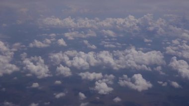 Bir uçak görünümünden bulutlar