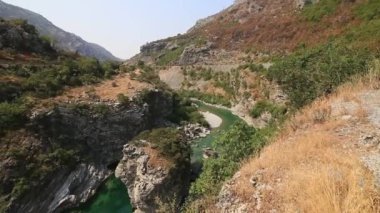 Morača Kanyonu. Kuzey Karadağ. Kanyon ile dağlarda